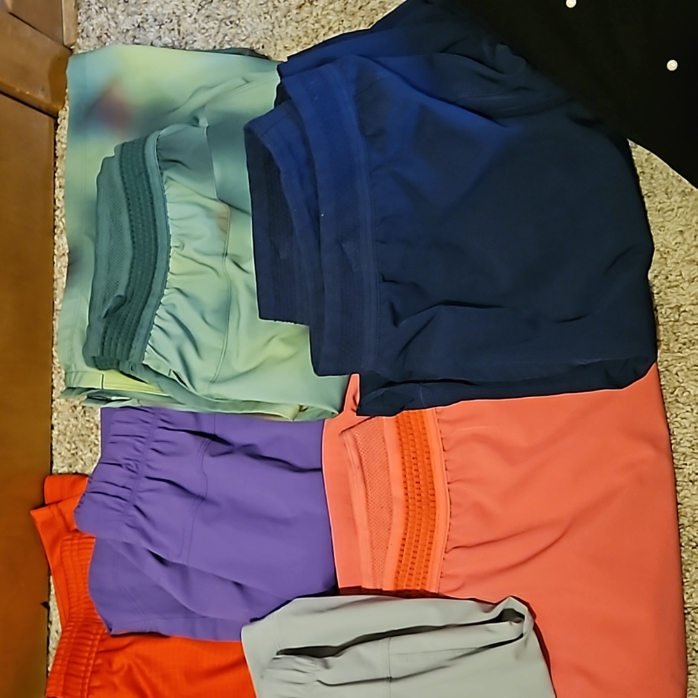 11 pairs of men's shorts size M/L